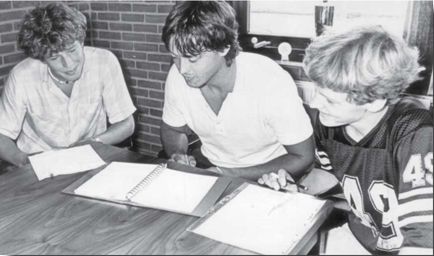 Huiswerkcontrole Nanne Riensema (l) en Jaap Meijer (r) maken huiswerk, Frank Bruynestein (midden) controleert.